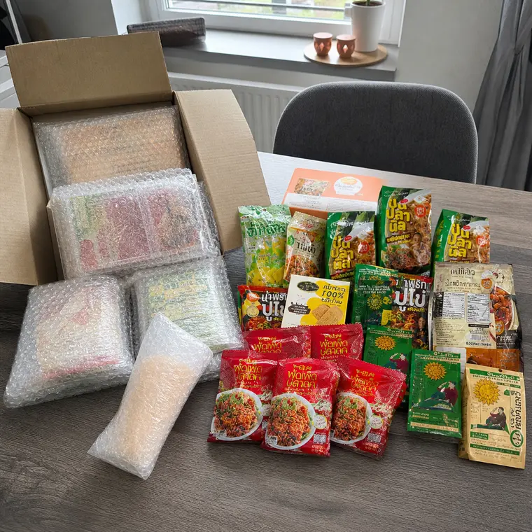 สินค้าไทยและพัสดุที่แพ็กอย่างเรียบร้อยก่อนส่งถึงลูกค้าในยุโรป