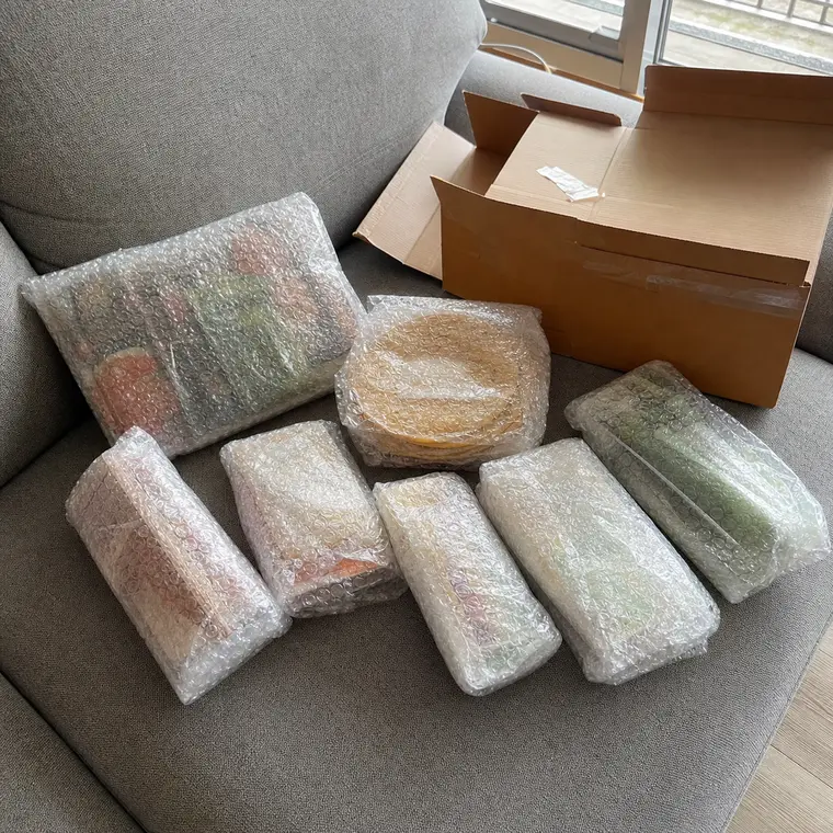 สินค้าไทยหลายชิ้นที่ห่อกันกระแทกและจัดส่งถึงลูกค้าในยุโรป